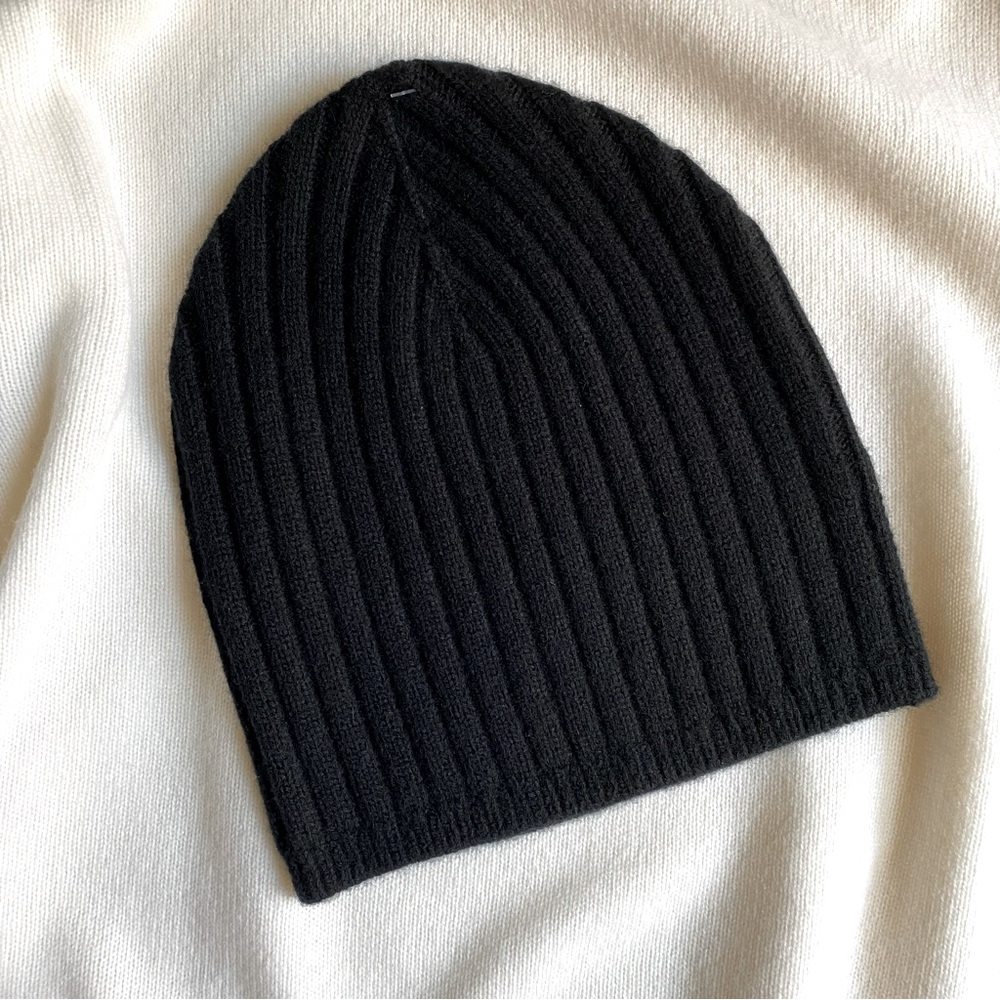 UNSUBSCRIBED CASHMERE RIB KNIT COCOON BEANIE HAT Black OS